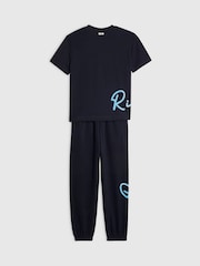 طقم من تيشِرت وبنطلون رياضي بشعار "River" من River Island - صورة 3 من 5