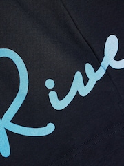طقم من تيشِرت وبنطلون رياضي بشعار "River" من River Island - صورة 4 من 5
