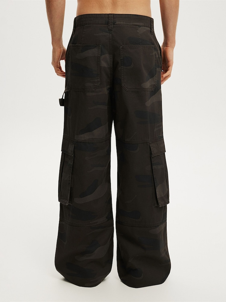 Cotton On Brown Super Baggy Cargo Trousers - Image 2 of 4 Cotton On Brown Super Baggy Cargo Trousers - Image 2 of 4