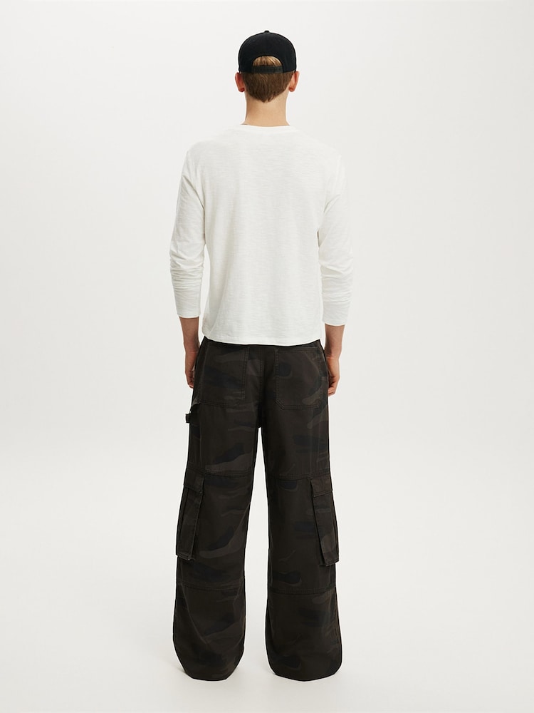 Cotton On Brown Super Baggy Cargo Trousers - Image 4 of 4 Cotton On Brown Super Baggy Cargo Trousers - Image 4 of 4