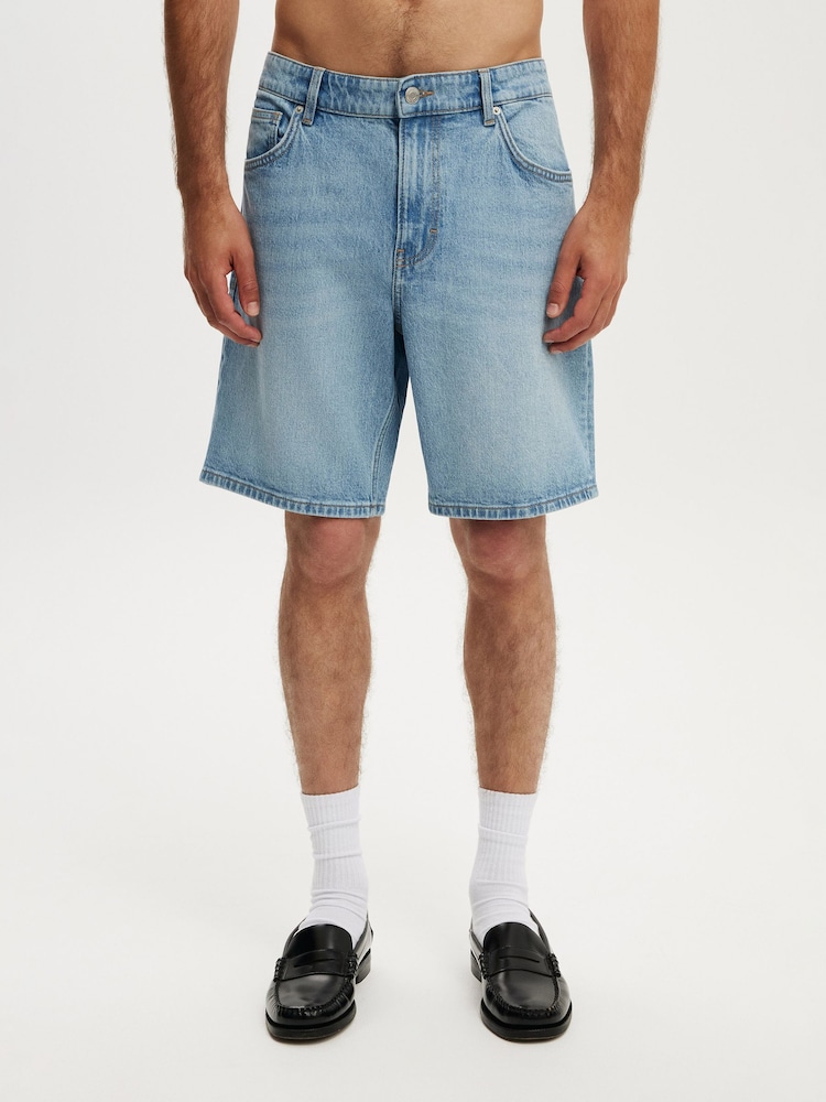 Blau - Cotton On Gerade Jeansshorts mit lockerer Passform - Bild 1 von 6 Blau - Cotton On Gerade Jeansshorts mit lockerer Passform - Bild 1 von 6