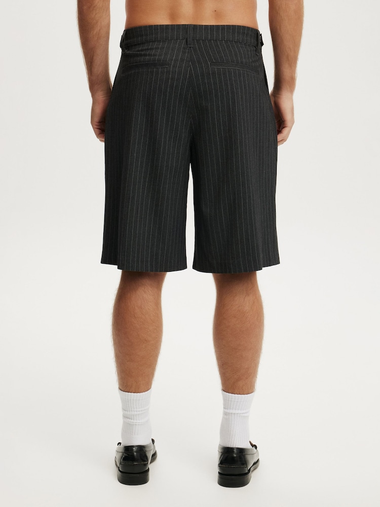 Cotton On Grey Super Baggy Pleated Shorts - Image 2 of 5 Cotton On Grey Super Baggy Pleated Shorts - Image 2 of 5