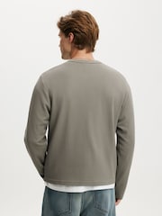 مزركش بلون رمادي صخري - تيشرت قصير بأكمام طويلة وملمس بارز من Cotton On - Image 2 of 4