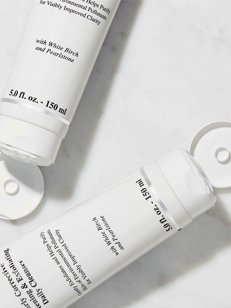Kiehl's Clearly Corrective™ Brightening & Exfoliating Daily Cleanser 150ml - Image 2 of 2