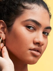 MAC Studio Radiance Face and Body Radiant Sheer Foundation - Image 3 of 3