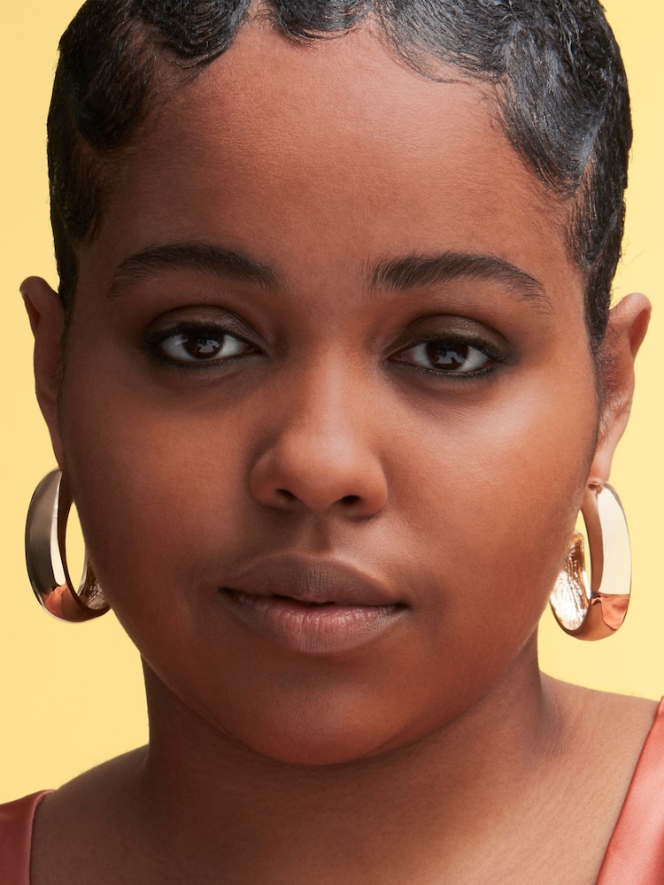 MAC Studio Radiance Face and Body Radiant Sheer Foundation - Image 4 of 4 MAC Studio Radiance Face and Body Radiant Sheer Foundation - Image 4 of 4