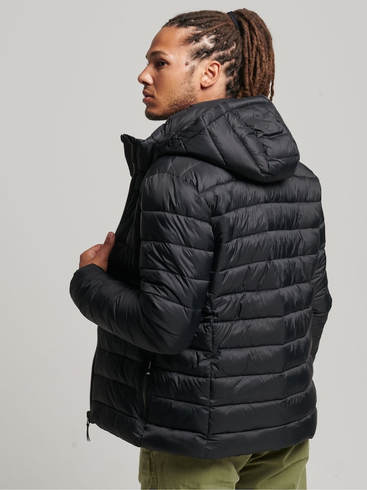 أسود - جاكيت مبطن Fuji كلاسيكي من Superdry - صورة 2 من 7