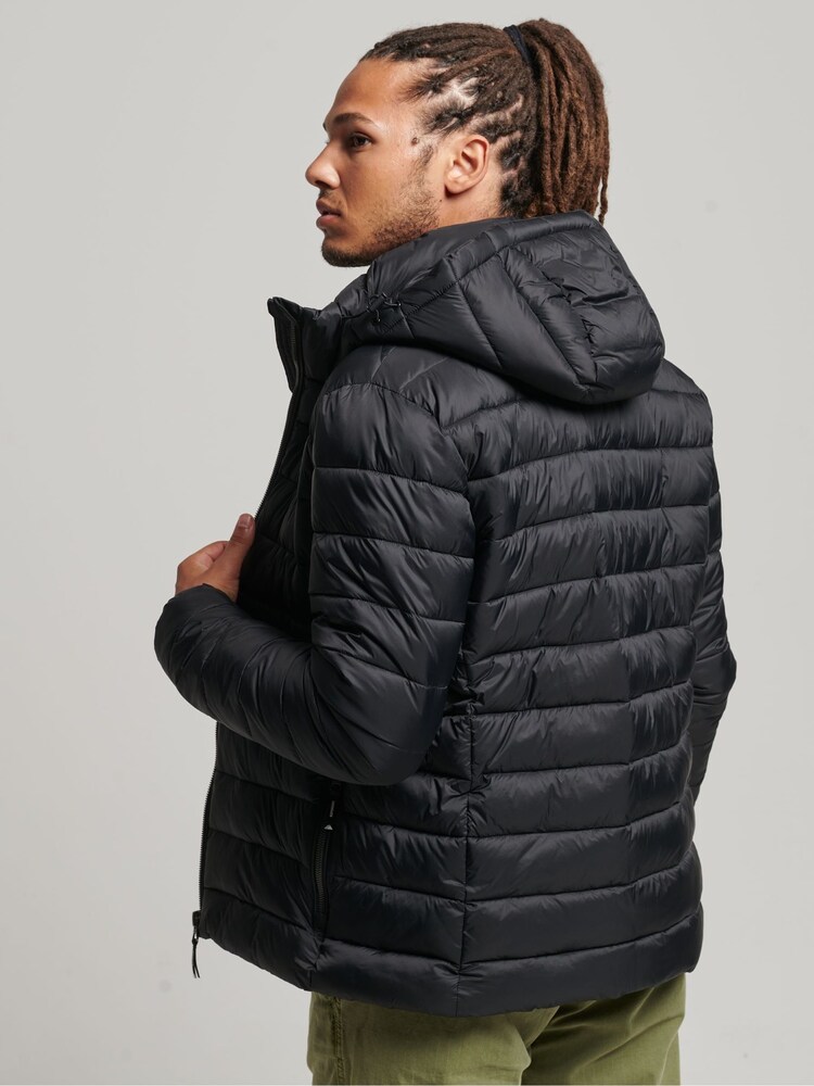 أسود - جاكيت مبطن Fuji كلاسيكي من Superdry - صورة 2 من 7 أسود - جاكيت مبطن Fuji كلاسيكي من Superdry - صورة 2 من 7