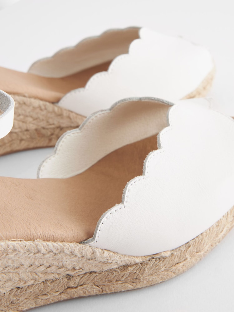 Weiß - Peeptoe-Schuhe mit Keilabsatz und Bogenkante - Bild 8 von 8 Weiß - Peeptoe-Schuhe mit Keilabsatz und Bogenkante - Bild 8 von 8