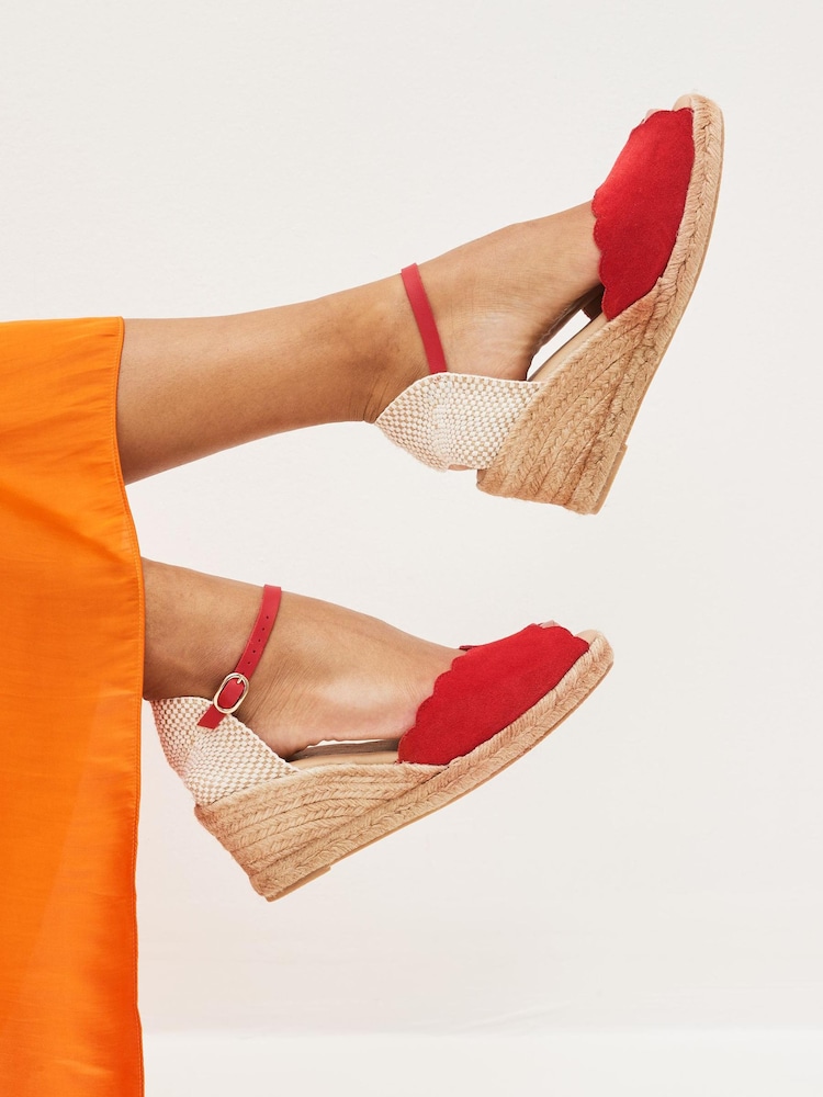 Rot - Peeptoe-Schuhe mit Keilabsatz und Bogenkante - Bild 1 von 7 Rot - Peeptoe-Schuhe mit Keilabsatz und Bogenkante - Bild 1 von 7