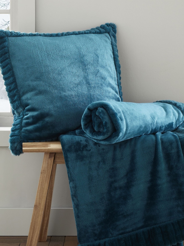 Catherine Lansfield Velvet And Faux Fur Soft and Cosy Throw - Image 4 of 5