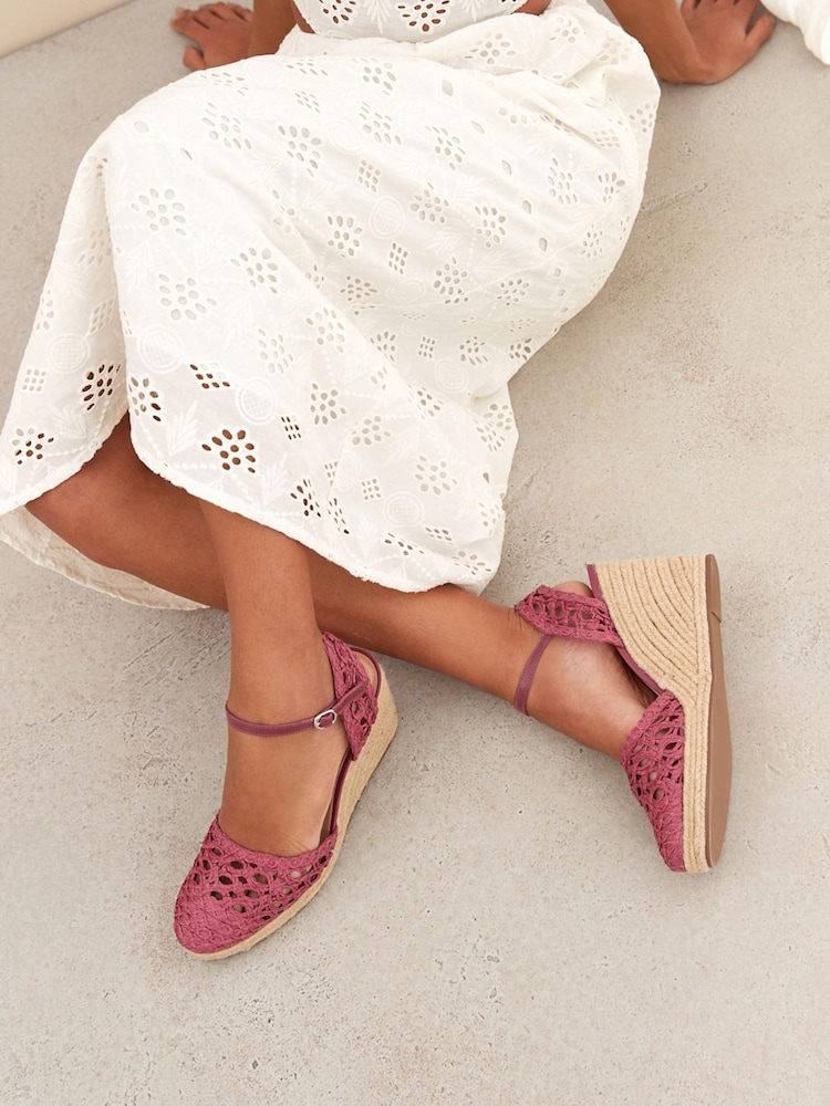 Pink - Signature Makramee-Schuhe mit Keilabsatz - Bild 2 von 8 Pink - Signature Makramee-Schuhe mit Keilabsatz - Bild 2 von 8