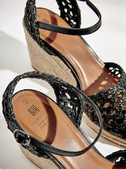 Schwarz - Signature Makramee​​​​​​​-Schuhe mit Keilabsatz - Bild 3 von 5
