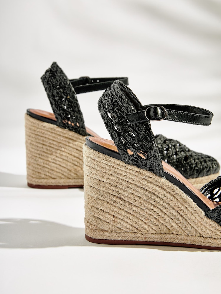 Schwarz - Signature Makramee-Schuhe mit Keilabsatz - Bild 5 von 5 Schwarz - Signature Makramee-Schuhe mit Keilabsatz - Bild 5 von 5
