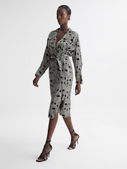 Reiss Georgina Midikleid mit Wirbel-Print - Bild 5 von 8