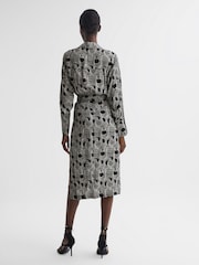 Reiss Georgina Midikleid mit Wirbel-Print - Bild 6 von 8