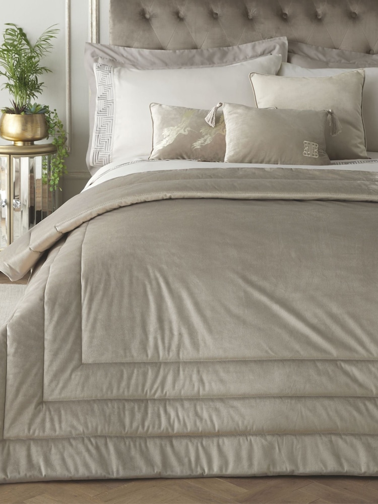 Laurence Llewelyn-Bowen Chic Velvet Bedspread - صورة 1 من 1
