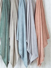 furn. Pink Harlow Throw - Image 1 of 3