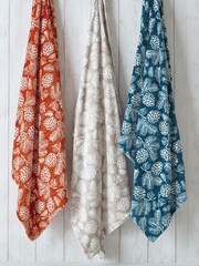 furn. Red Irwin Throw - Image 1 of 4