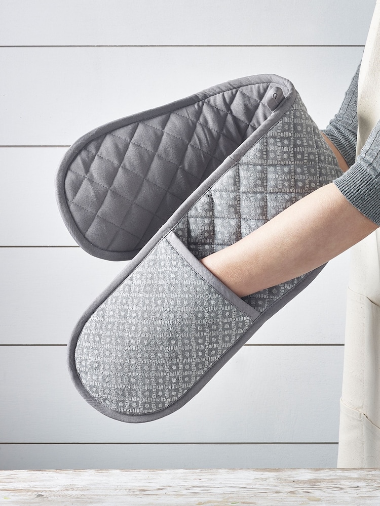 Grey/White Geo Kitchen Oven Gloves - Image 2 of 3