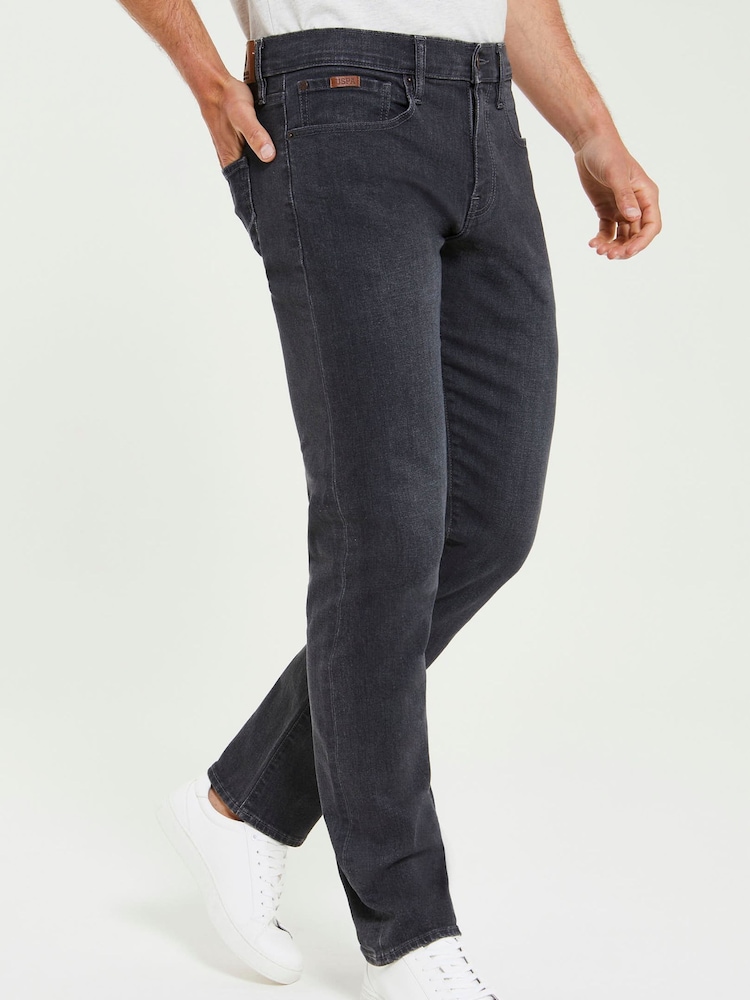 رمادي غسل - U.S. Polo Assn. جينز دنيم رجالي بتلبيس رشيق 5 جيوب - صورة 1 من 8 رمادي غسل - U.S. Polo Assn. جينز دنيم رجالي بتلبيس رشيق 5 جيوب - صورة 1 من 8