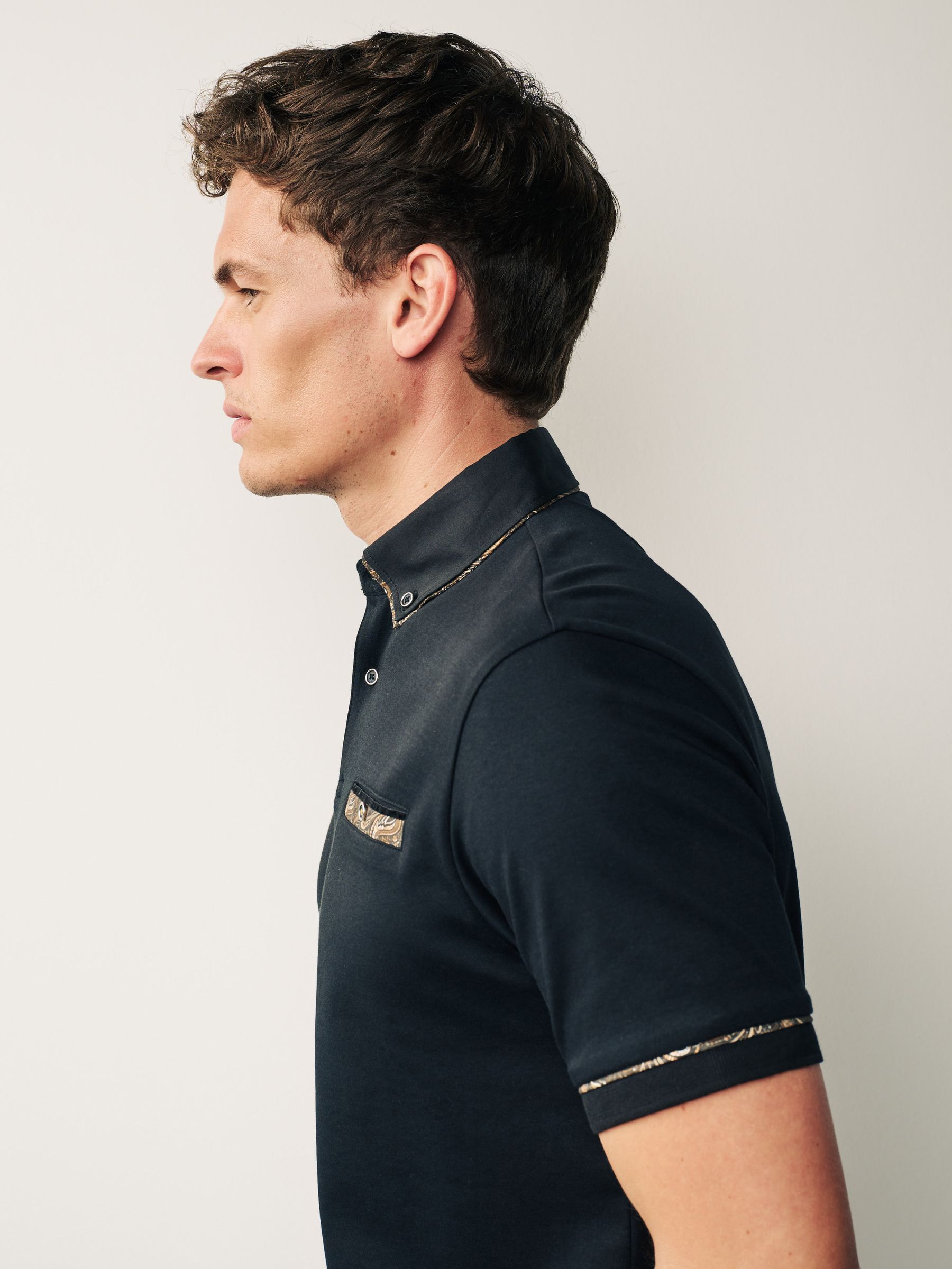 Przeglądaj Czarno-złoty - Short Sleeve Smart Collar Polo