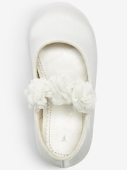 Schmutzabweisendes Satin, Weiss - Bridesmaid Collection Festliche Mary-Jane-Schuhe mit Zierblume - Bild 2 von 5