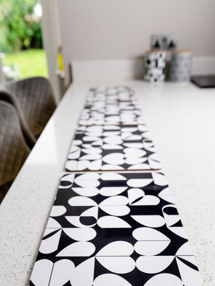 Beau And Elliot Set of 4 White Monochrome Brokenhearted Placemats - Image 4 of 4