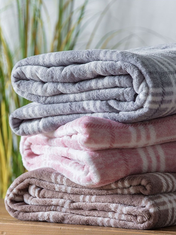 Gallery Home Pink Checked Rolled Fleece Throw - Image 1 of 3