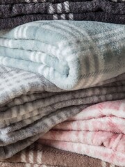 Gallery Home Pink Checked Rolled Fleece Throw - Image 2 of 3