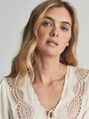 Reiss Faith Top aus Satin mit Spitzenbesatz - Bild 4 von 5