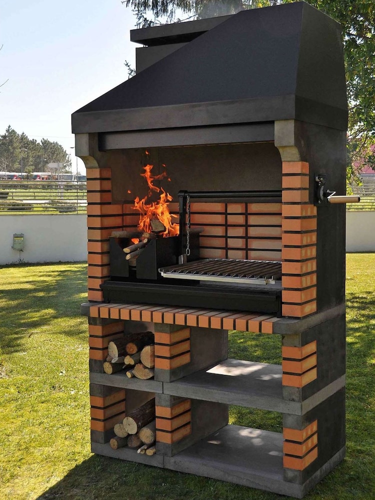 Movelar Brown Garden Pan American Plus XL Barbecue with Wood Fired Brazier - Image 1 of 7