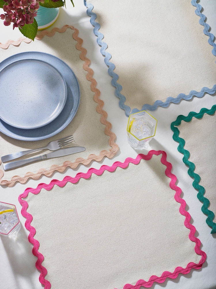 Komplet 4 svetlih wiggle fabric placemats - Slika 1 iz 5 Komplet 4 svetlih wiggle fabric placemats - Slika 1 iz 5