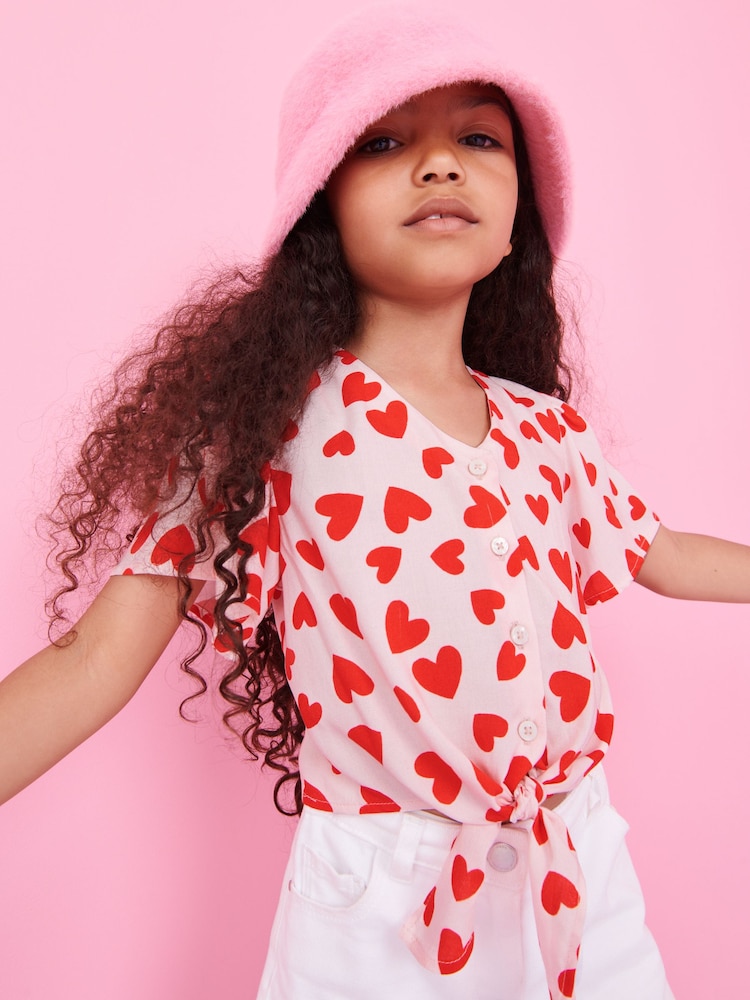 Rosa mit Herzmotiv - Bedruckte Bluse mit Bindung vorne (3–16 Jahre) - Bild 1 von 6