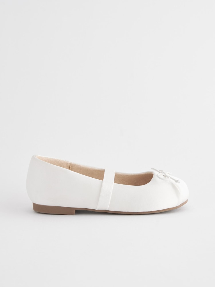 Schmutzabweisendes Satin, Weiss - Festliche Ballerinas - Bild 1 von 4 Schmutzabweisendes Satin, Weiss - Festliche Ballerinas - Bild 1 von 4