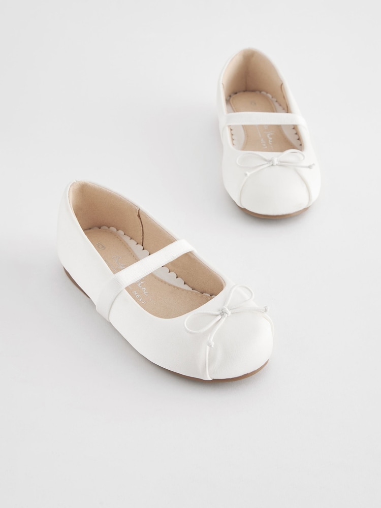 Schmutzabweisendes Satin, Weiss - Festliche Ballerinas - Bild 2 von 4 Schmutzabweisendes Satin, Weiss - Festliche Ballerinas - Bild 2 von 4