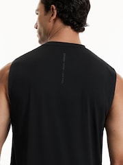 Reiss Castore Black/Iridescent Cas Performance Vest Reiss | Castore Performance Vest - Image 5 of 10