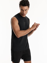 Reiss Castore Black/Iridescent Cas Performance Vest Reiss | Castore Performance Vest - Image 6 of 10
