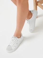 Weiß/Silberfarben - Forever Comfort® Turnschuhe mit besticktem Stern - Bild 1 von 6