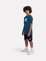 أزرق - طقم من تيشِرت وشورت بشعار مكدَّس من New Balance - Image 2 of 6