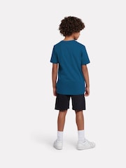 أزرق - طقم من تيشِرت وشورت بشعار مكدَّس من New Balance - Image 3 of 6