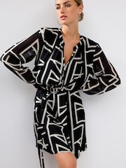 Monochrom mit abstraktem Muster - Langärmeliges Minikleid mit gebundener Taille - Bild 1 von 7