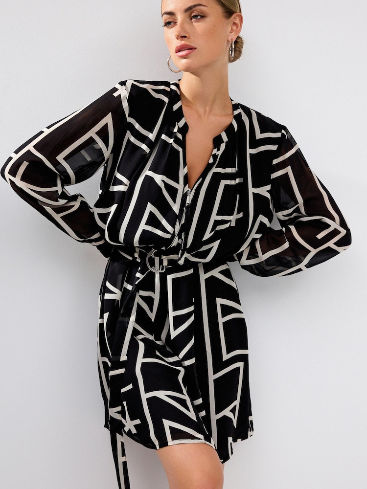 Monochrom mit abstraktem Muster - Langärmeliges Minikleid mit gebundener Taille - Bild 1 von 7 Monochrom mit abstraktem Muster - Langärmeliges Minikleid mit gebundener Taille - Bild 1 von 7