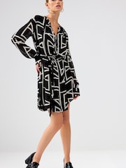 Monochrom mit abstraktem Muster - Langärmeliges Minikleid mit gebundener Taille - Bild 2 von 7