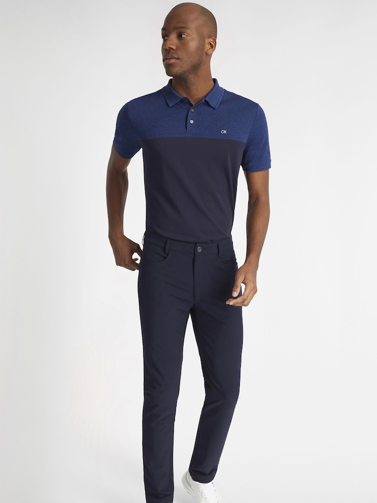 Blau - Calvin Klein Golf – Polo-Shirt mit Colourblock-Design - Bild 1 von 8 Blau - Calvin Klein Golf – Polo-Shirt mit Colourblock-Design - Bild 1 von 8