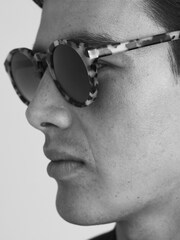 Reiss Black/White Barstow Round Sunglasses - Image 3 of 8