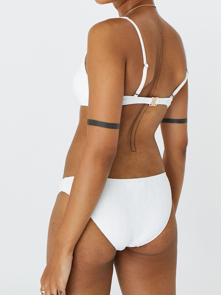 Accessorize Broderie Bikinioberteil mit Häschen und Bindung - Bild 2 von 4