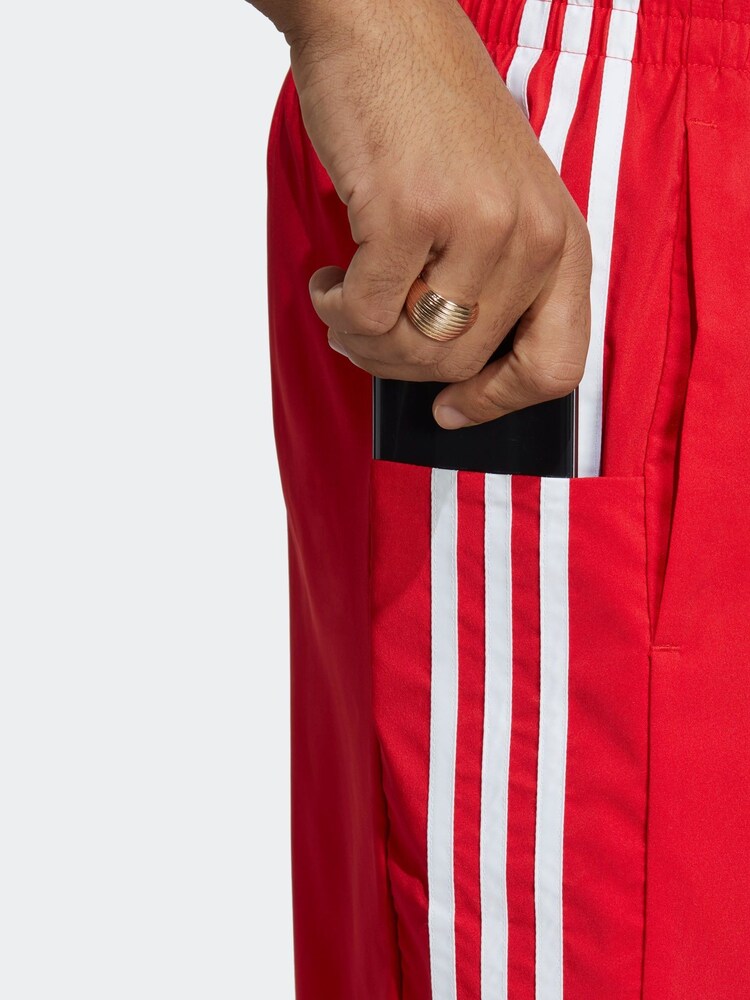 Czerwony - adidas Sportswear Aeroready Essentials Chelsea 3-Stripes Shorts - Image 4 of 6