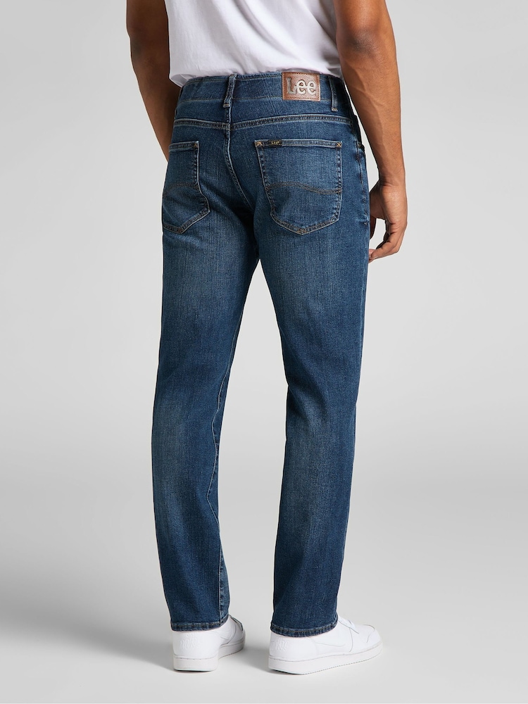 Maddox - Lee Straight Fit Extreme Motion Jeans - صورة 2 من 7 Maddox - Lee Straight Fit Extreme Motion Jeans - صورة 2 من 7