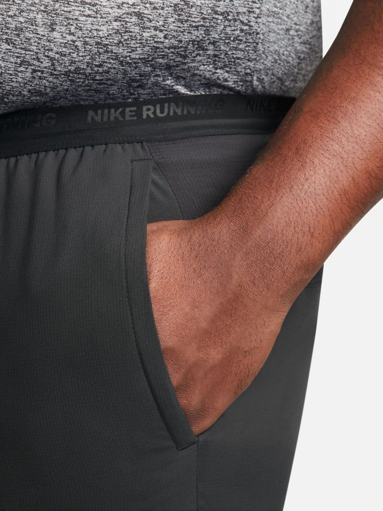 Czarny - Spodenki do biegania Nike Dri-FIT Stride 2 w 1 7 cali - Image 11 of 13